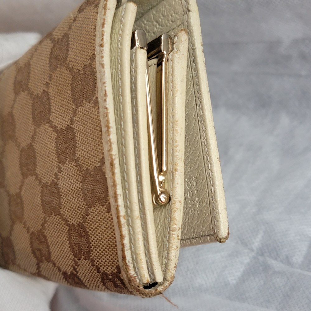 Gucci Tan Monogram Clutch With Kiss Lock - Picture 4 of 15
